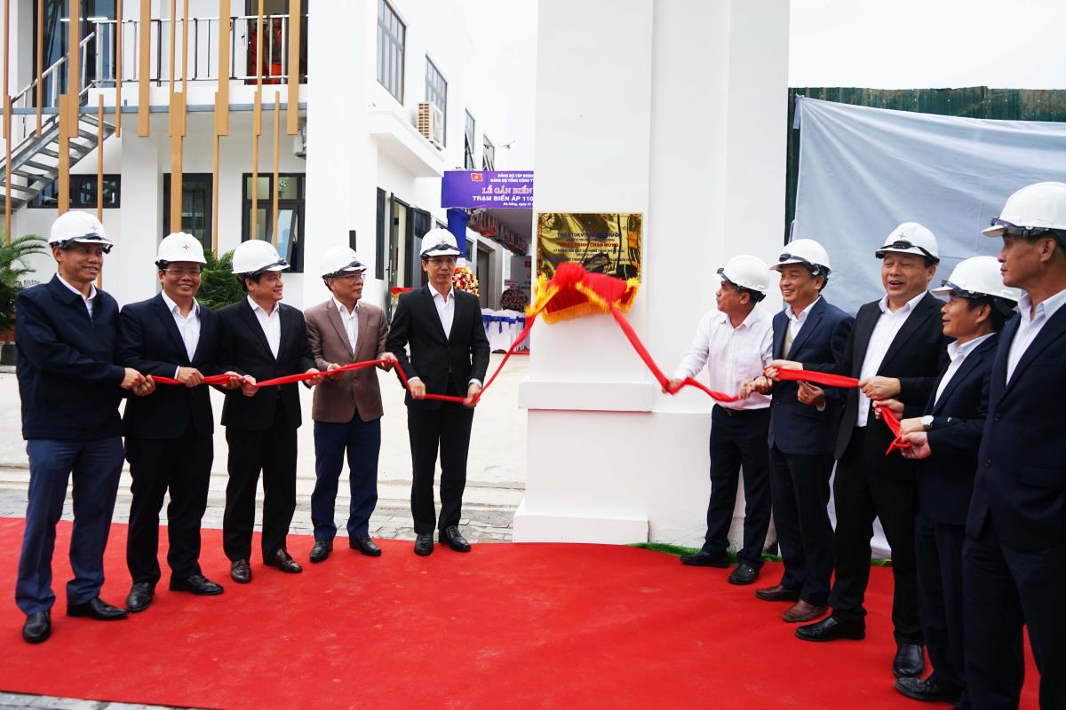 Phó Chủ tịch UBND TP Đà Nẵng Trần Chí Cường và các đại biểu tham quan TBA 110kV Thuận Phước.