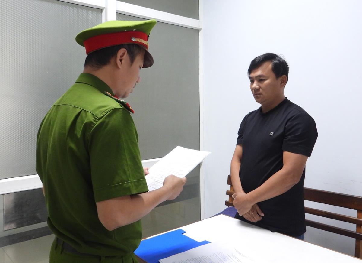 Cơ quan CSĐT Công an TP Đà Nẵng tống đạt các quyết định đối với Đặng Văn Tuấn và Trương Hải Thủy.