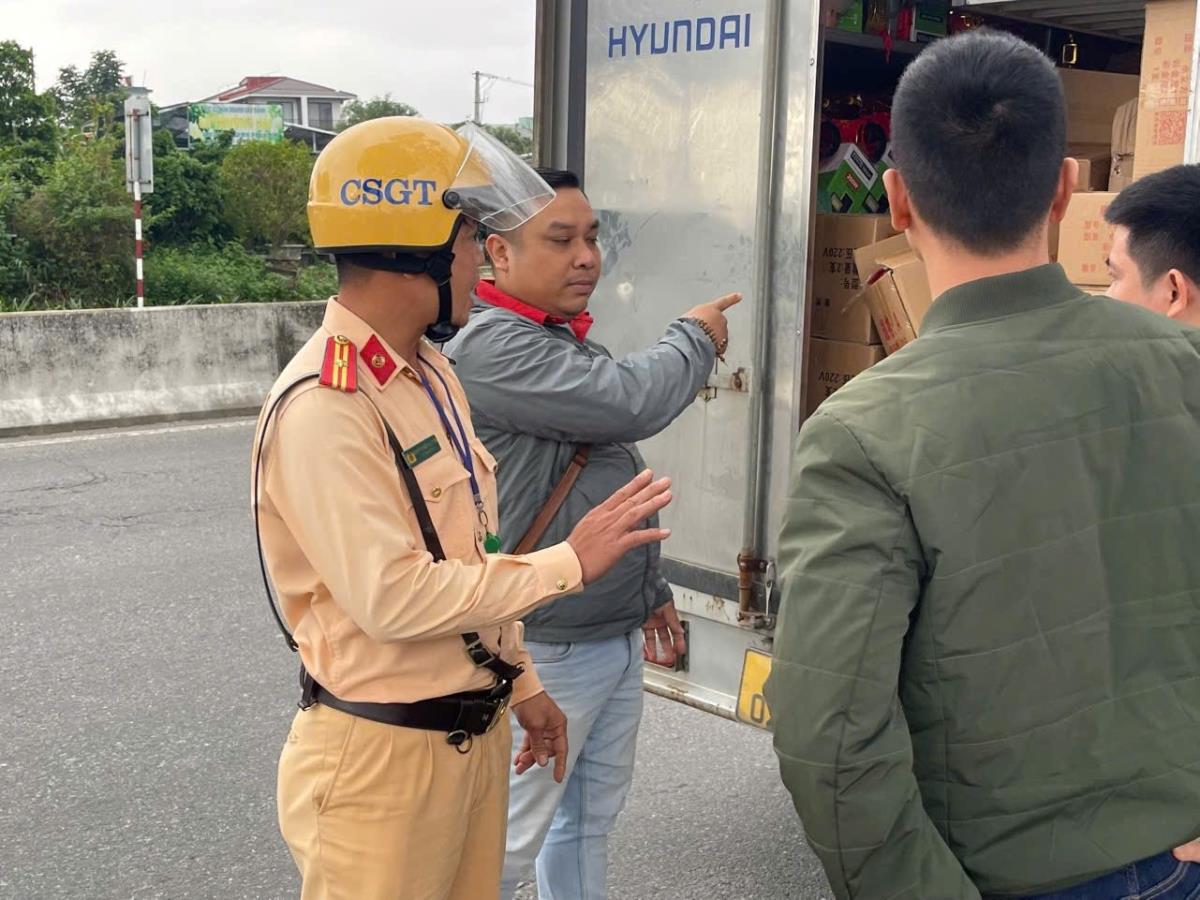 Lực lượng Cảnh sát giao thông Công an TP Đà Nẵng kiểm tra, xử lý các trường hợp vi phạm.