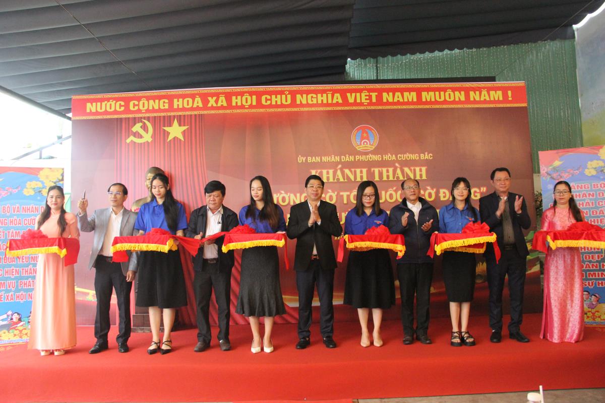 Phường Hòa Cường Bắc khánh thành "Đường Cờ Tổ quốc, Cờ Đảng" tại đường 30 Tháng 4.