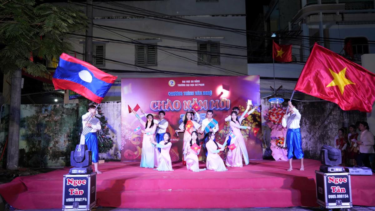 Trao tặng vé xe cho sinh viên có hoàn cảnh khó khăn về quê đón Tết