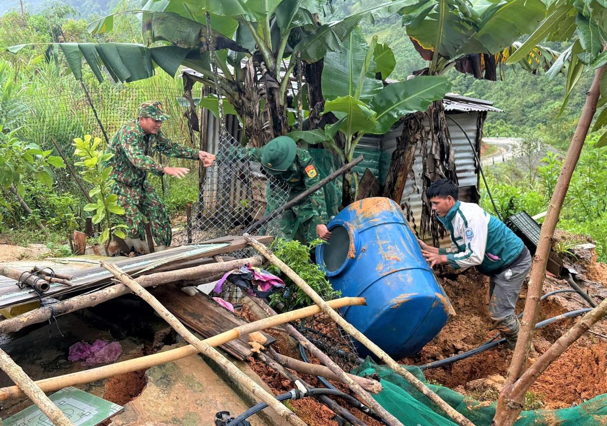 Lực lượng công an, bộ đội sát cánh cùng người dân xã Hùng Sơn dựng lại nhà sau bão.