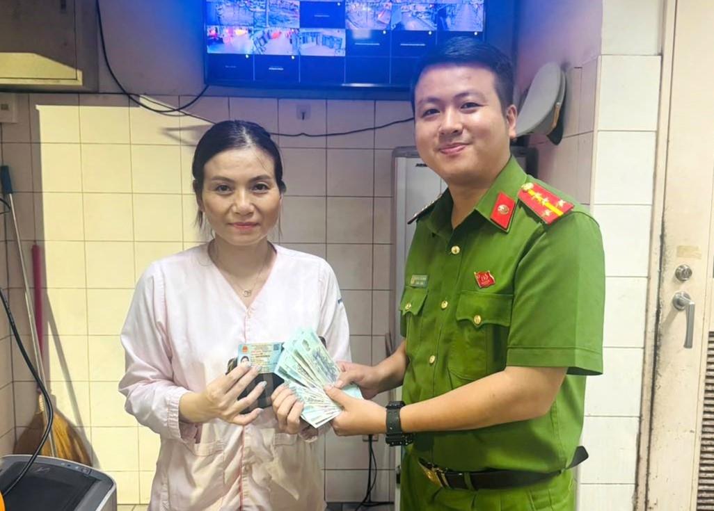 CAP Thuận Hóa hỗ trợ và trao tài sản tìm được cho chị Phạm Thị Hằng.