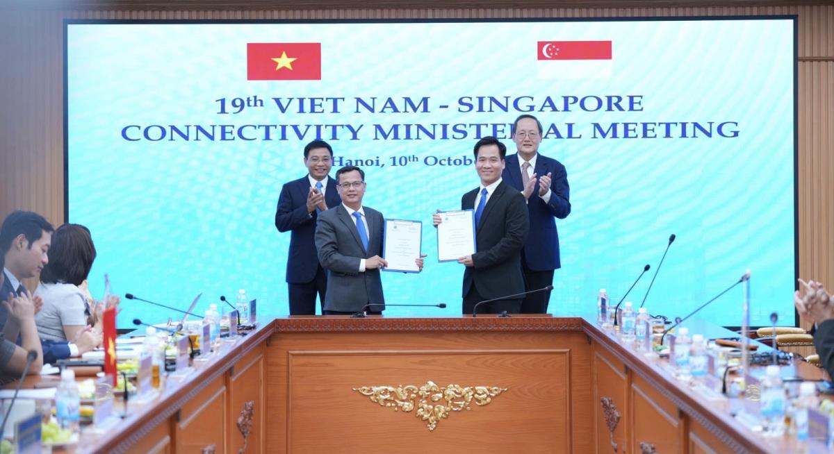 Ông Trần Ngọc Thạch - Phó Giám đốc Sở KH&CN đại diện UBND Thành phố Đà Nẵng (bên trái) và lãnh đạo Công ty TNHH Grab tham dự Lễ trao Biên bản ghi nhớ về hợp tác chuyển đổi số, với sự chứng kiến Bộ trưởng Tài chính Việt Nam và Bộ trưởng Thương mại và Công nghiệp Singapore