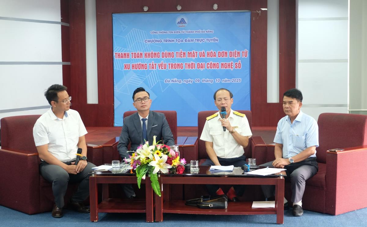 Một số người dân đang tương tác với chương trình tọa đàm trực tuyến.