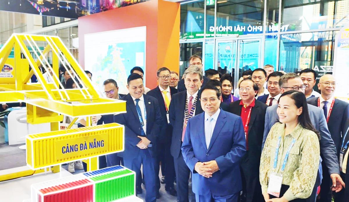 Thủ tướng Chính phủ Phạm Minh Chính và các đại biểu tham quan Cụm gian hàng TP Đà Nẵng tại FIATA World Congress – 2025.