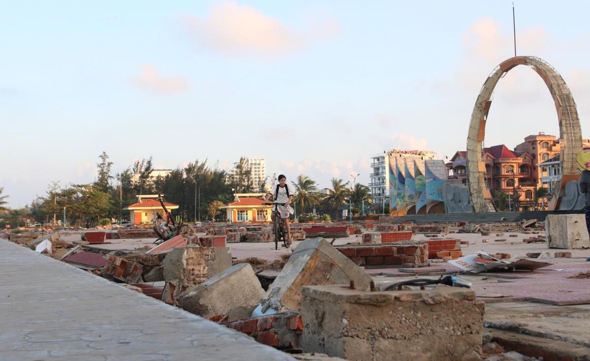 Nhiều mảng bê-tông, gạch nằm ngổn ngang bên bãi biển.