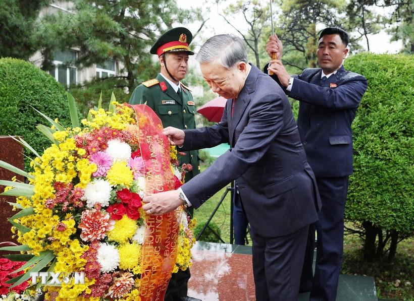 Tổng Bí thư Tô Lâm cùng Đoàn đại biểu cấp cao Việt Nam đã đến Cung Thái Dương Kumsusan đặt hoa tưởng nhớ Chủ tịch Kim Nhật Thành và Tổng Bí thư Kim Jong Il.