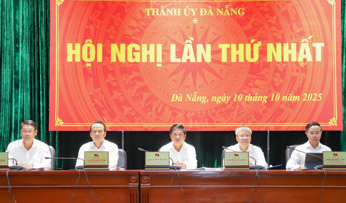 Các cá nhân thực hiện tốt Chỉ thị số 45 của Bộ Chính trị được Ban Thường vụ Thành ủy khen thưởng.