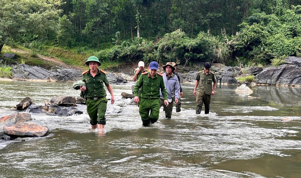 Lực lượng chức năng xã Phước Hiệp tiến hành truy quét, phá hủy lán trại của “vàng tặc” tại bãi 38, 39.