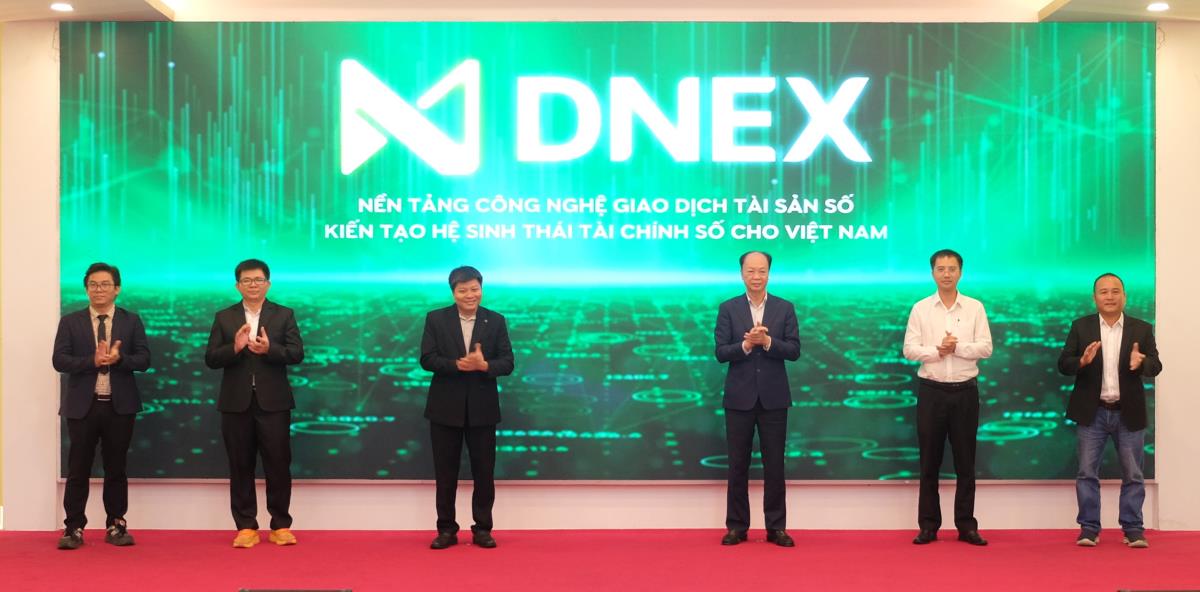 Các đại biểu bấm nút khởi động nền tảng giao dịch tài sản số DNEX.