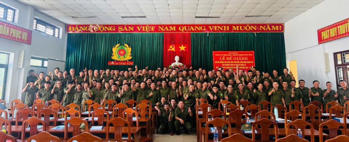 Các học viên tốt nghiệp chụp ảnh lưu niệm tại lễ bế giảng