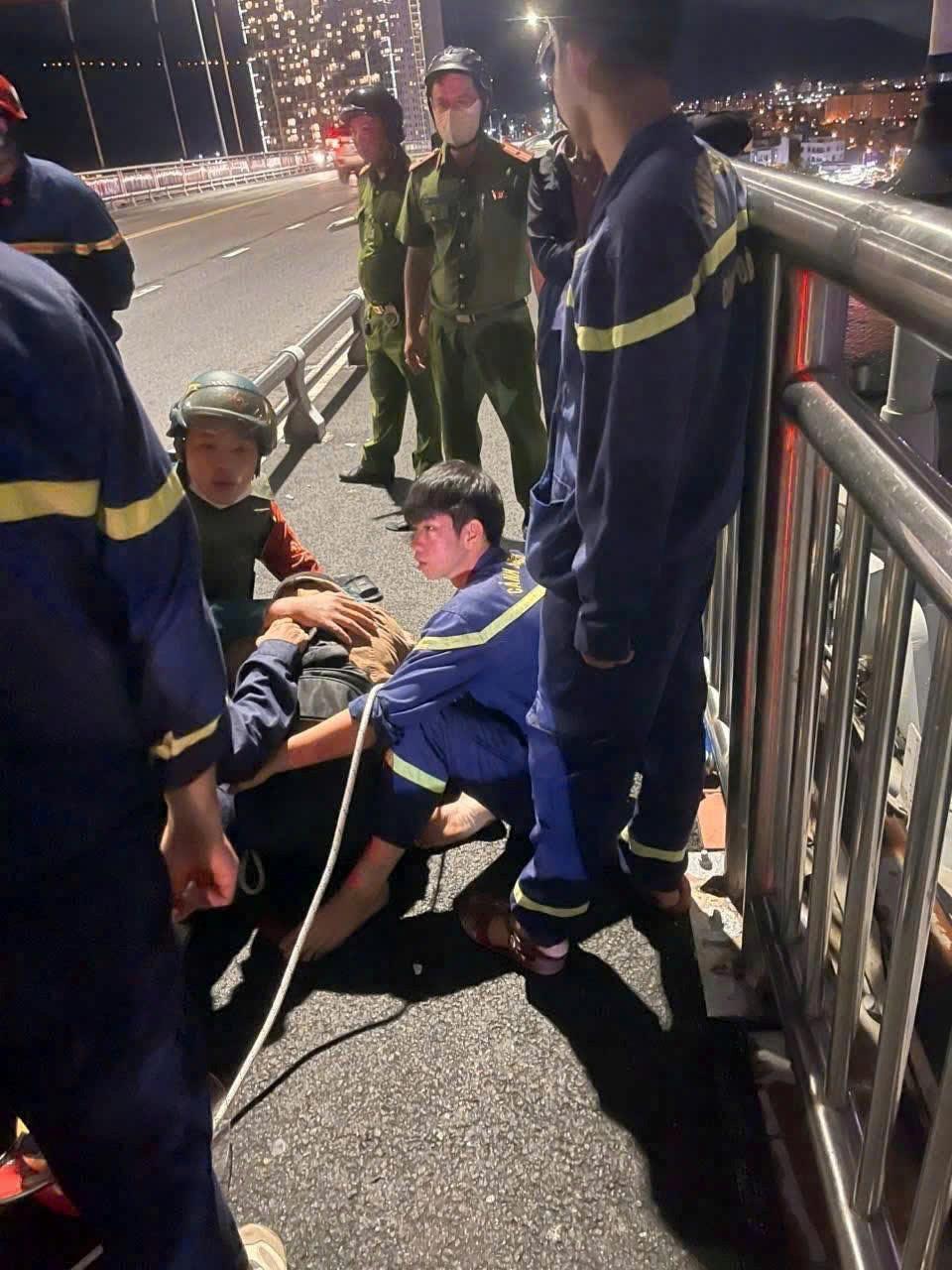 Lực lượng chức năng kịp thời ngăn chặn nam thanh niên định nhảy cầu tự tử.