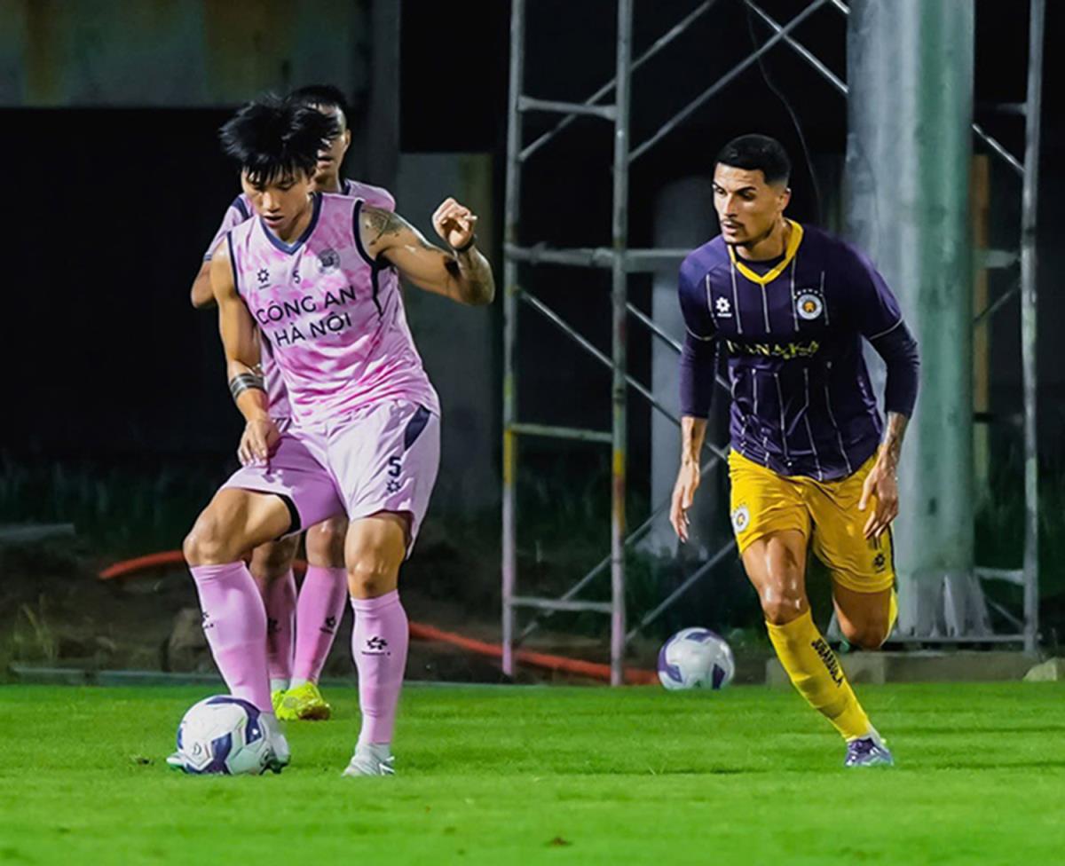 Đoàn Văn Hậu ra sân trong trận giao hữu giữa CLB Công an Hà Nội và Hà Nội FC.