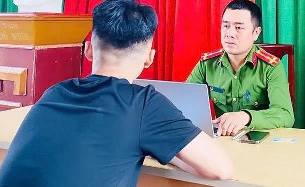 Công an xã Toàn Lưu làm việc với Nguyễn Bá Khánh Duy. (Nguồn: Báo Hà Tĩnh)