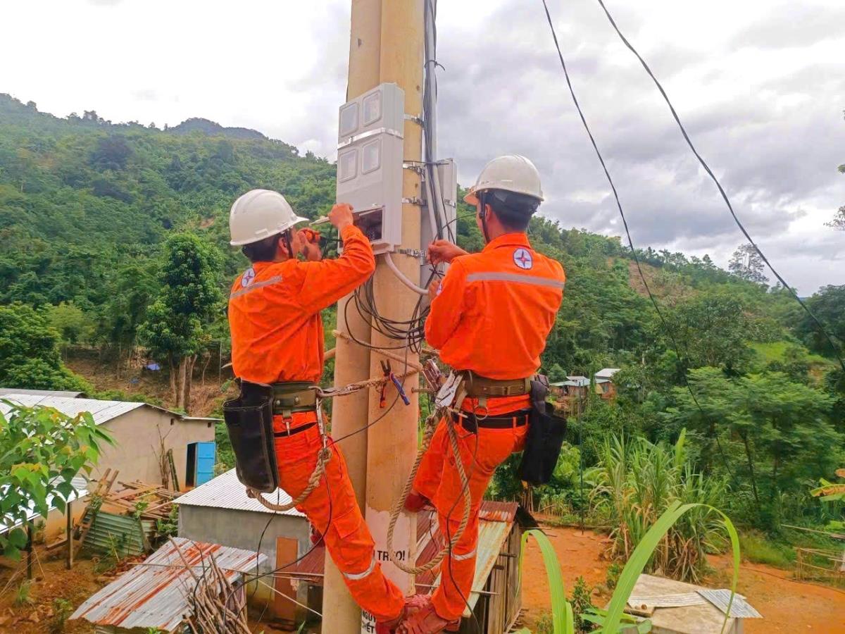 Nhân viên điện lực tham gia vận chuyển vật tư và mắc điện cho bà con.