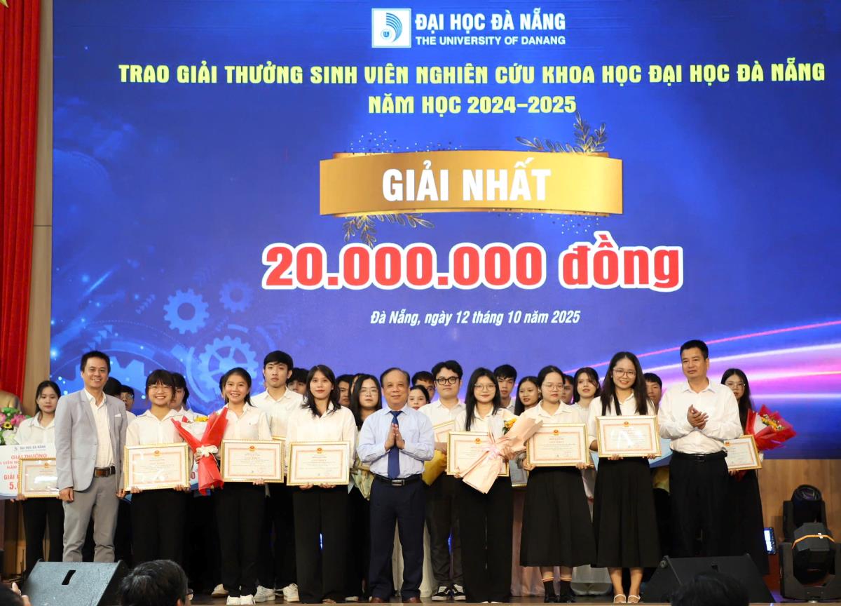PGS.TS Nguyễn Ngọc Vũ - Giám đốc ĐHĐN trao giải Nhất cho sinh viên.