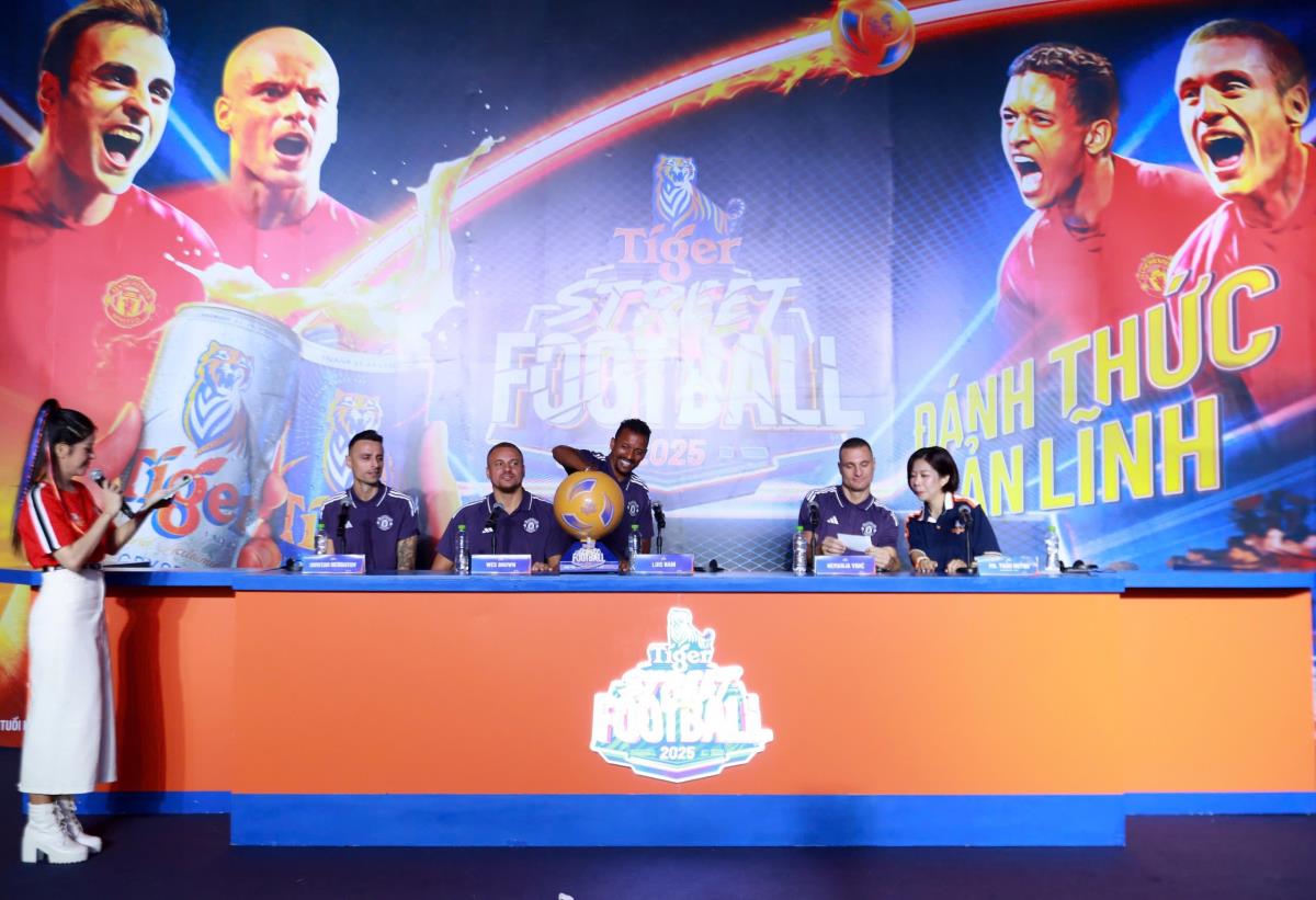 4 huyền thoại của M.U giao lưu cùng người hâm mộ vào chiều 12-10 tại phố đi bộ Nguyễn Huệ (TPHCM).