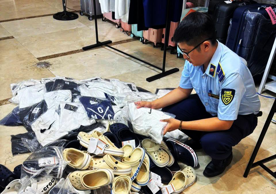 Đội QLTT Số 4 kiểm tra và phát hiện hàng giả tại cơ sở kinh doanh T.