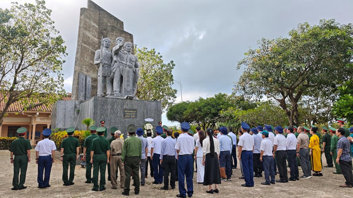 Đoàn công tác tặng cờ Tổ quốc cho ngư dân Đặc khu Lý Sơn.