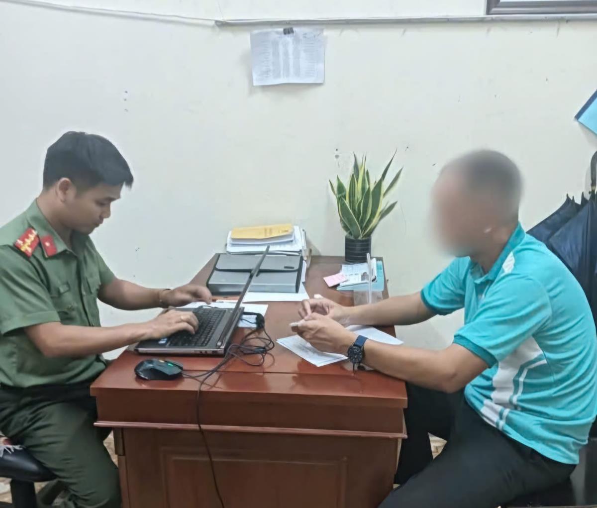 Công an xã Bà Nà làm việc với người đăng tin không đúng sự thật trên Facebook