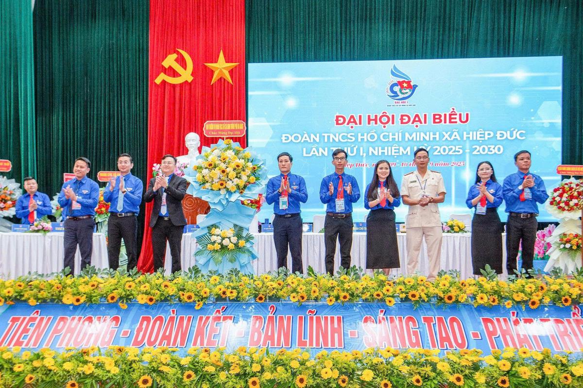 Lãnh đạo Thành Đoàn tham dự và tặng hoa chúc mừng tại Đại hội Đoàn TNCS các xã, phường.