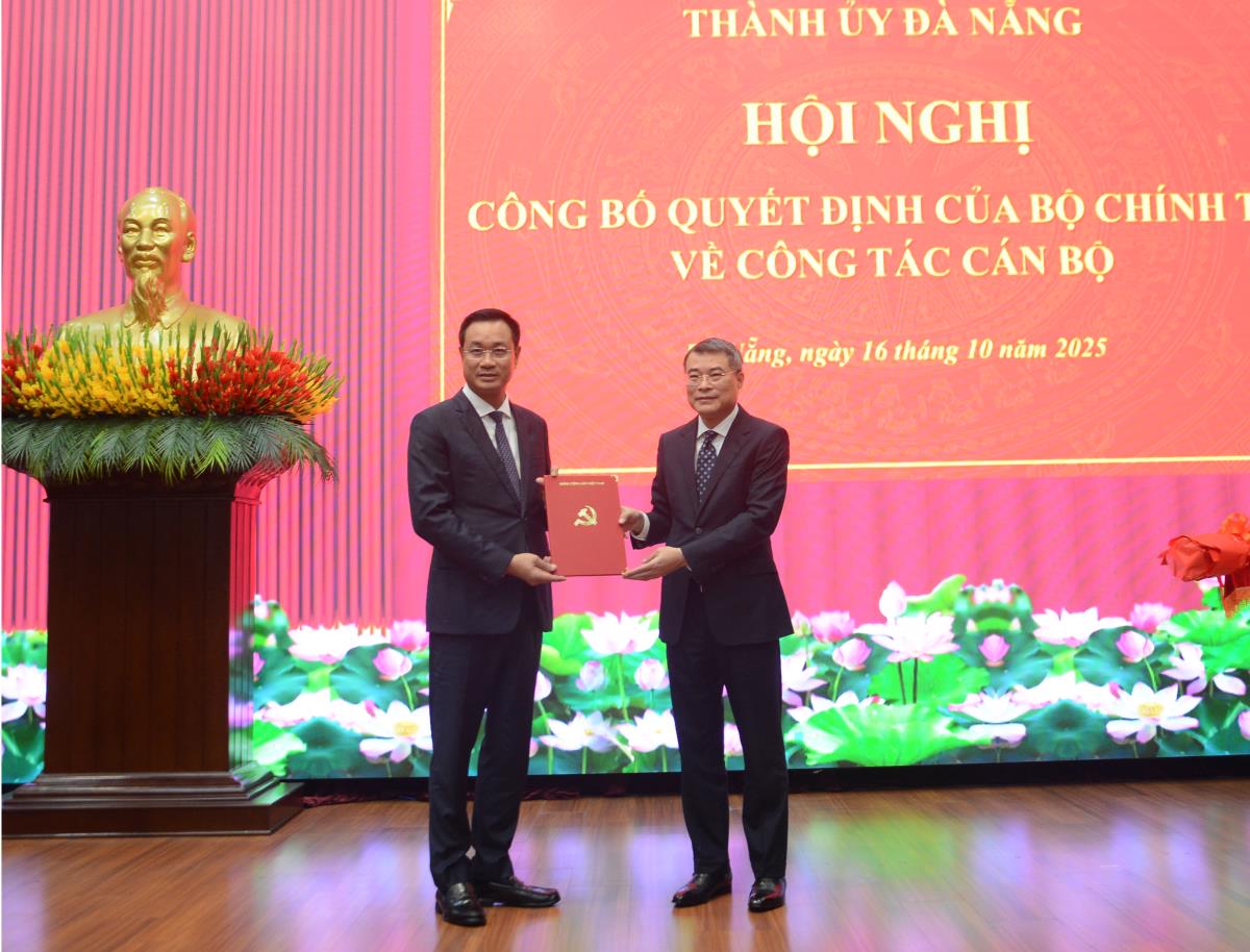 Các đồng chí lãnh đạo tỉnh Quảng Trị tặng hoa chúc mừng đồng chí Lê Ngọc Quang