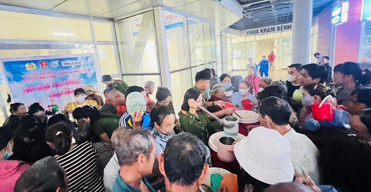 Các đơn vị trao tặng 500 suất cháo nóng cho bệnh nhân và người nhà đang điều trị tại bệnh viện.