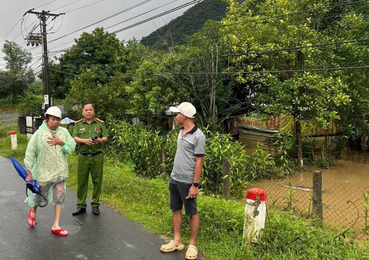 Công an phường Hải Vân hướng dẫn người dân khi bị mưa ngập.