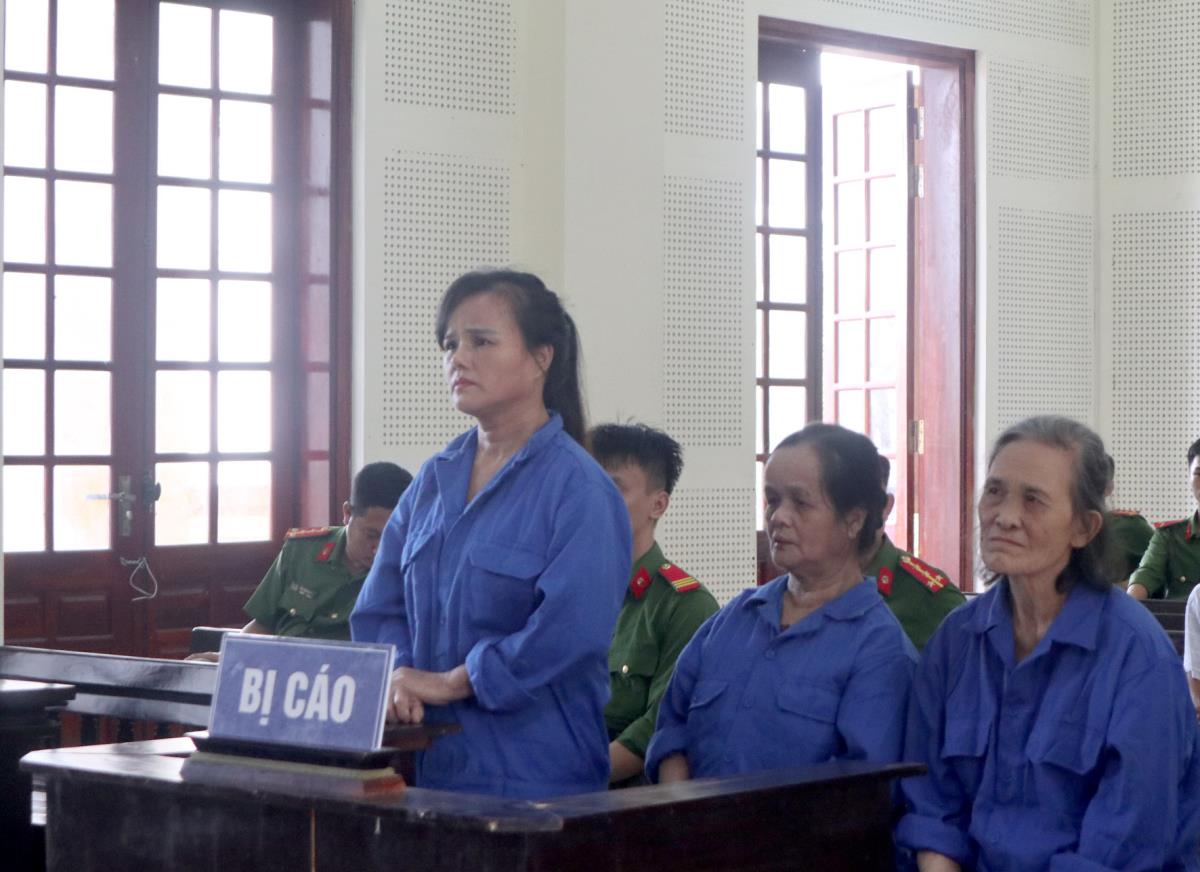 Ba bị cáo Trần Thị Kính, Trần Thị Lan và Nguyễn Thị Truyền tại phiên tòa.