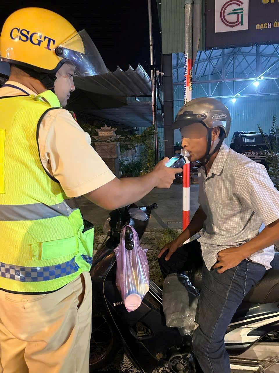 Lực lượng CSGT lập biên bản xử lý vi phạm