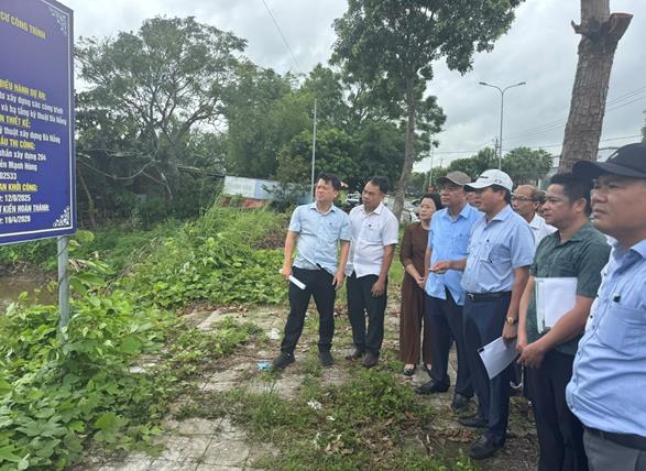 Tổ giám sát số 2 nghe báo cáo về tình hình triển khai thực hiện Dự án Chợ đầu mối Hòa Phước.