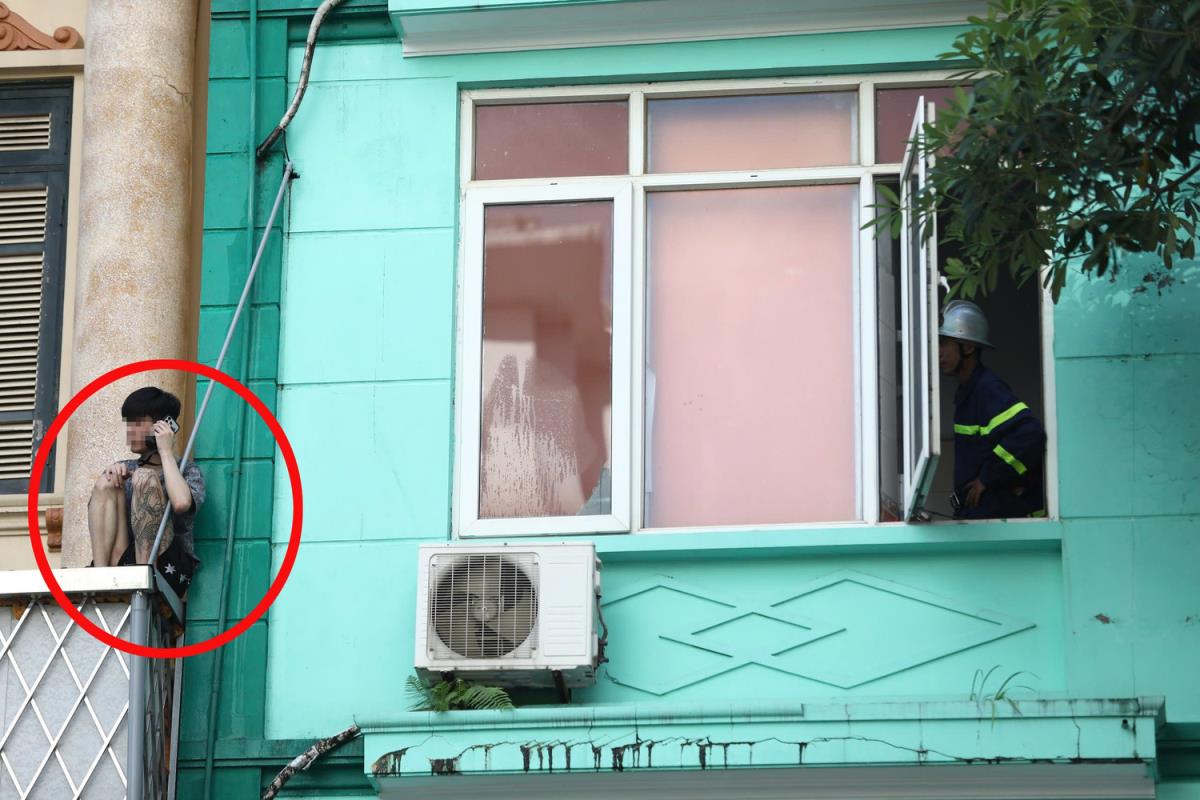 Sau khi thuyết phục, nam thanh niên được đưa vào bên trong.