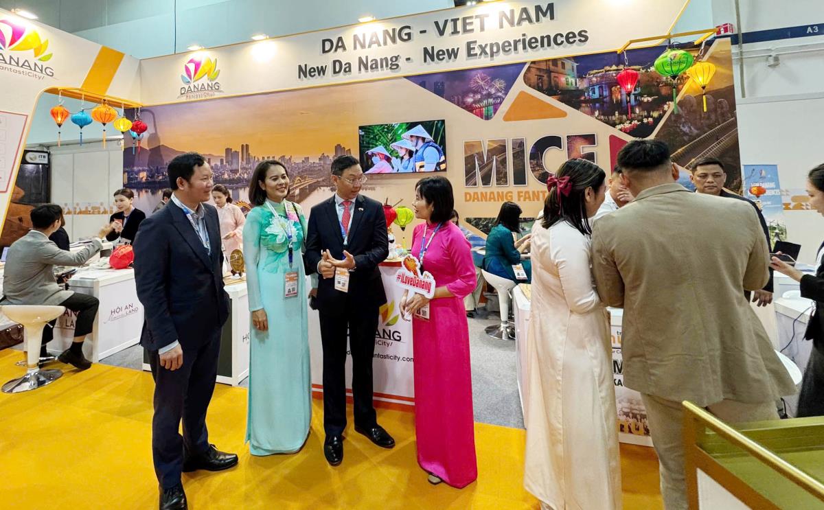 Các đối tác tham quan, tìm hiểu thông tin tại gian hàng du lịch Đà Nẵng.