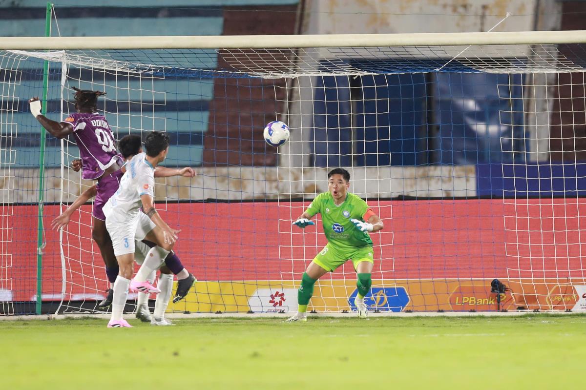 T. Nam Định (áo sáng) tụt về dưới sao khi "nâng cấp" đội hình.