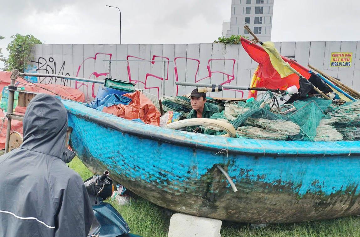 Ngư dân dùng phương tiện cơ giới kéo tàu thuyền lên bờ trên vỉa hè đường Võ Nguyên Giáp, TP Đà Nẵng