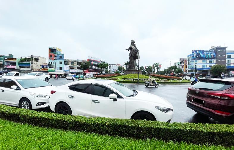 Một trường hợp người dân dùng bạt bọc kín ô-tô để phòng tránh ngập nước do bão gây ra.