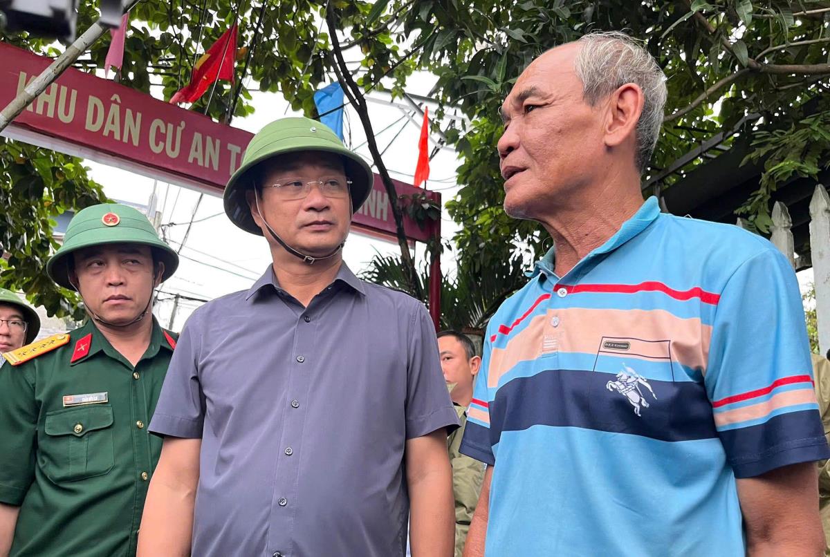 Đoàn công tác Quân khu 5 kiểm tra thực tế để có phương án xử lý nguy cơ sạt lở đất tại Nghĩa trang Hòa Sơn.