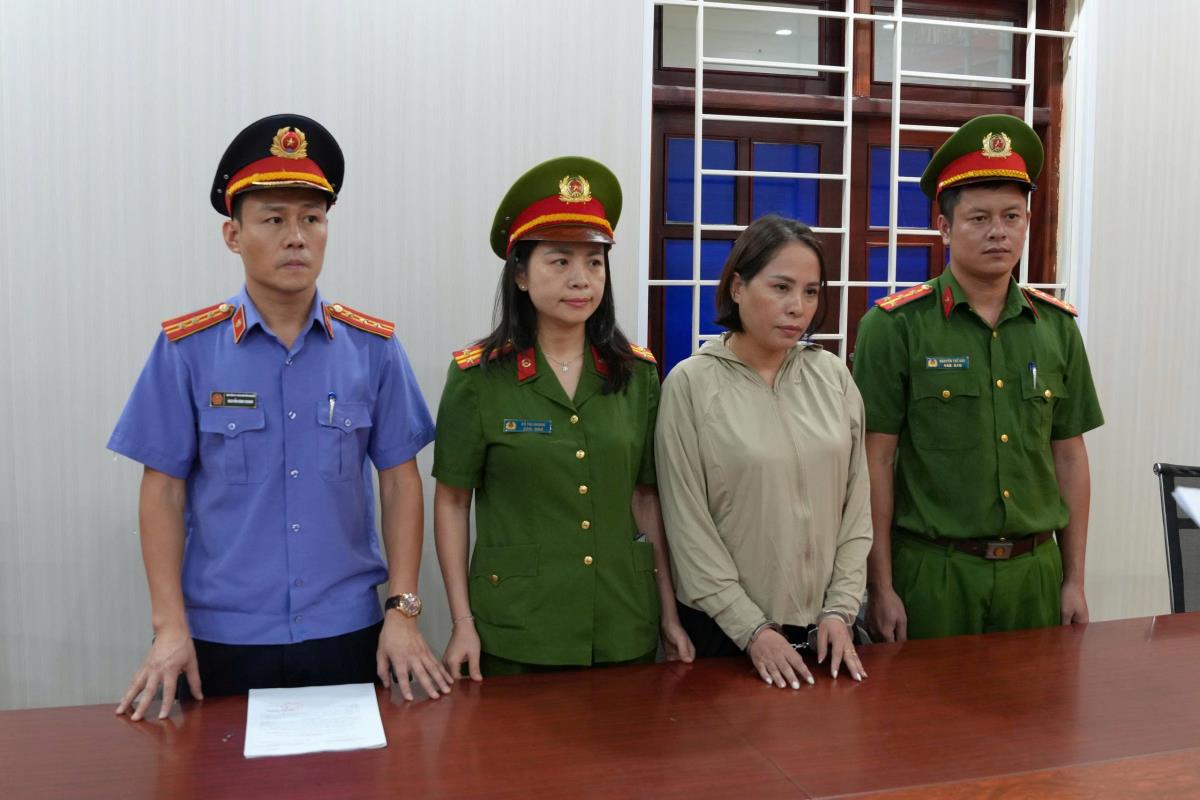 Lực lượng Công an kiểm tra, thu giữ tang vật của vụ án.