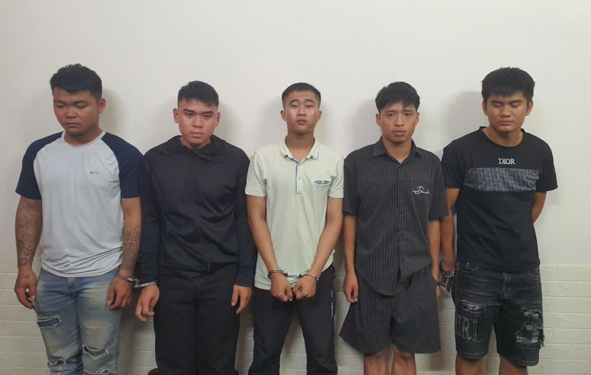 5 đối tượng (từ trái qua) trong ổ nhóm trộm cắp liên tỉnh và tang vật vụ án.
