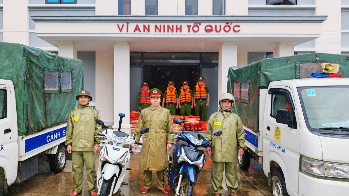 Công an xã A Vương giúp nhân dân phát dọn, khơi thông cống rãnh, chằng chống nhà của phòng chống bão số 12