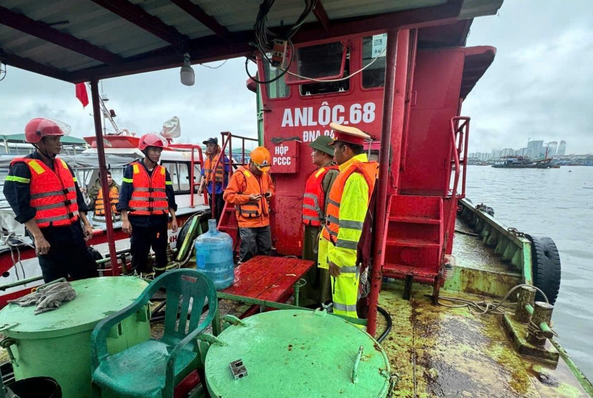 Lực lượng BĐBP bắn pháo hiệu kêu gọi tàu thuyền vào bờ.