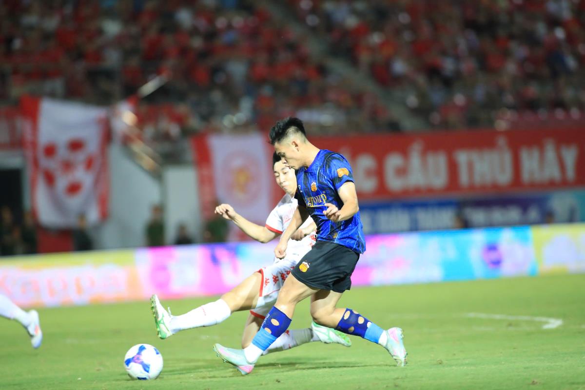 HAGL (áo sẫm) chưa thể có chiến thắng đầu tiên.