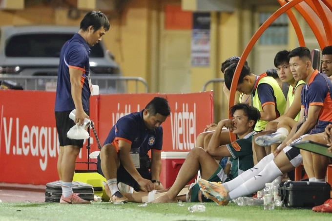 Vừa trở lại, thủ môn Bùi Tiến Dũng đã gặp chấn thương nặng hơn.