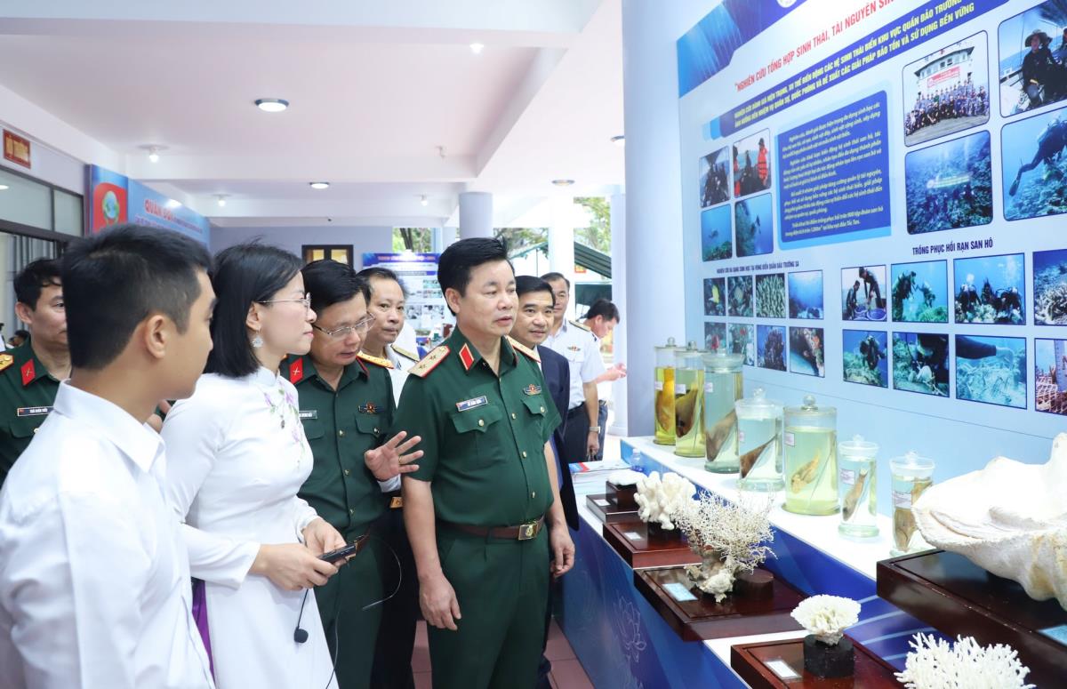 Lãnh đạo Tổng cục Chính trị Quân đội nhân dân Việt Nam tham quan trưng bày tại hội thảo.