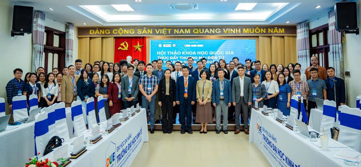 Các đại biểu tham dự hội thảo chụp ảnh lưu niệm.