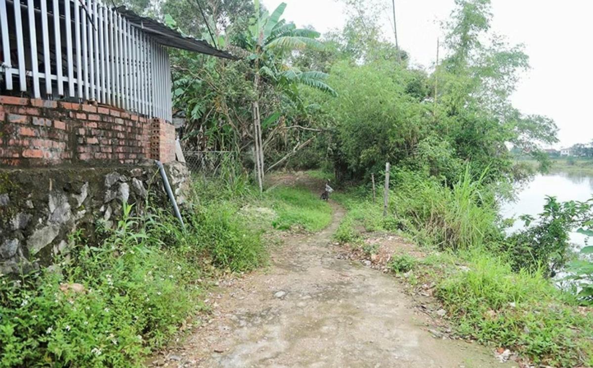 Dòng sông Ngàn Sâu đã “tấn công” vào sát móng nhà người dân.