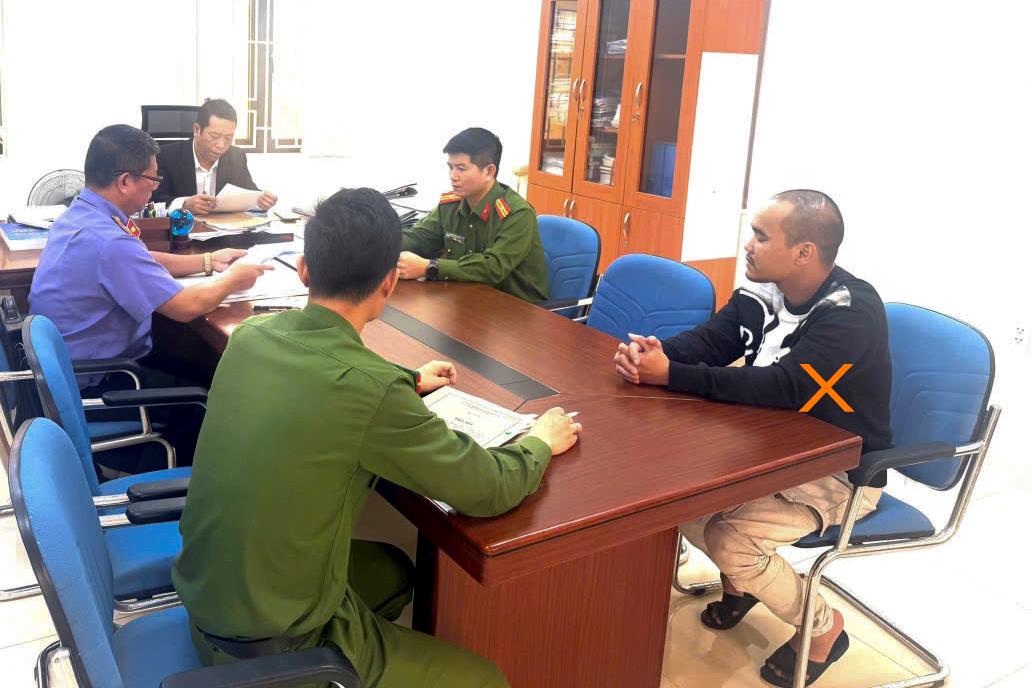 Lực lượng chức năng quyết định đưa Vũ Trường Giang (x) đi cai nghiện bắt buộc.