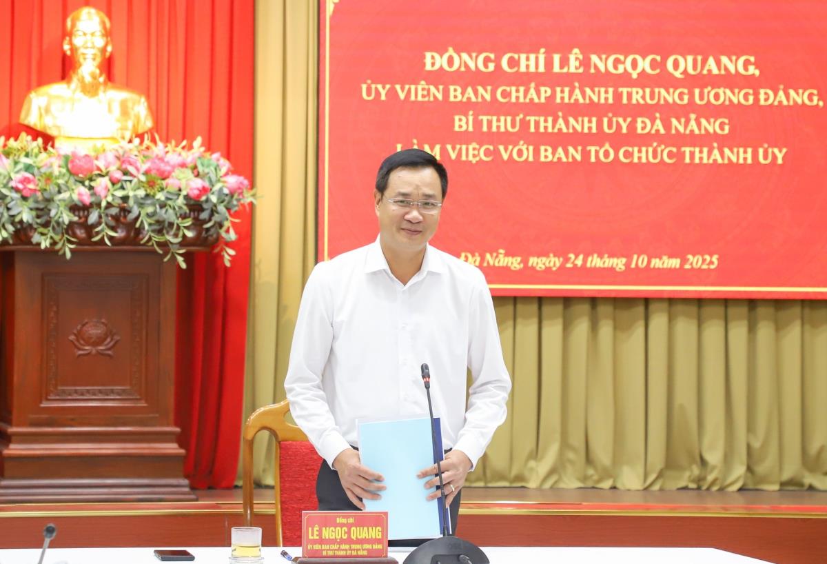 Bí thư Thành ủy Đà Nẵng Lê Ngọc Quang chụp ảnh lưu niệm với cán bộ Ban Tổ chức Thành ủy.