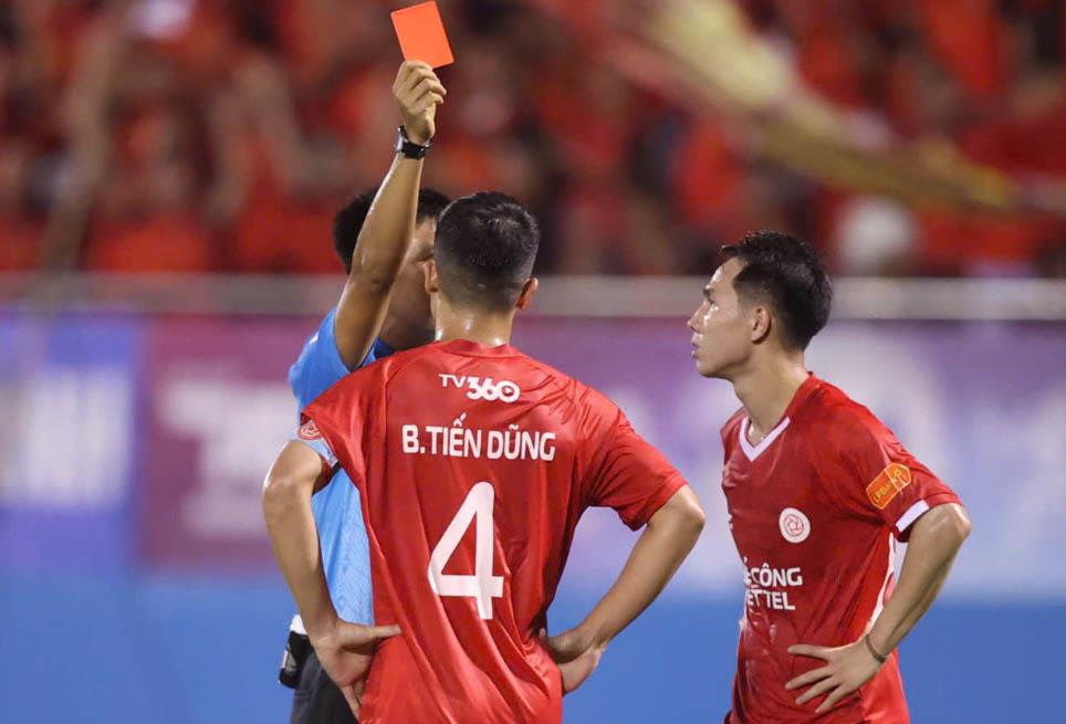 Thẻ đỏ khiến Bùi Tiến Dũng vắng mặt trong chuyến làm khách của HAGL tại Pleiku.